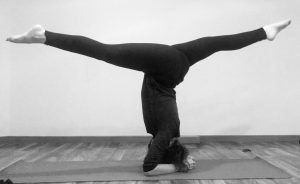 Yoga postureo Laura