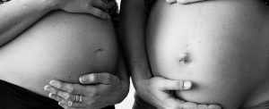 Embarazo, dos madres con las barrigas juntas.